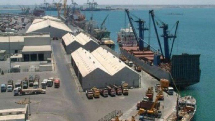 خبير عسكري يدعو الحكومة الى استهداف ميناء نفطي خاضع لسيطرة عصابة الحوثي