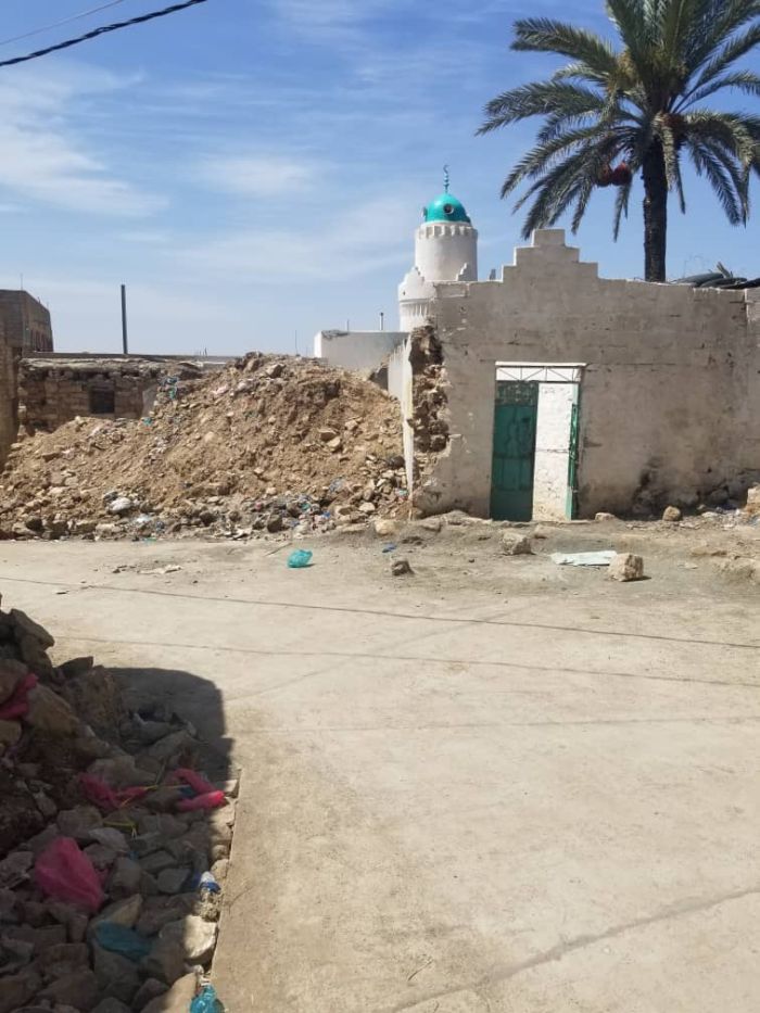 المطالبة بإعادة بناء مقدمة مسجد الطيار بالتربة بعد هدم واجهته لتوسعة الطريق
