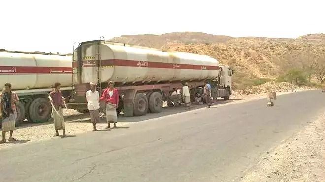 محتجون في أبين ينتقمون من وزارة المالية باحتجاز ناقلات لوقود النفط لكهرباء عدن