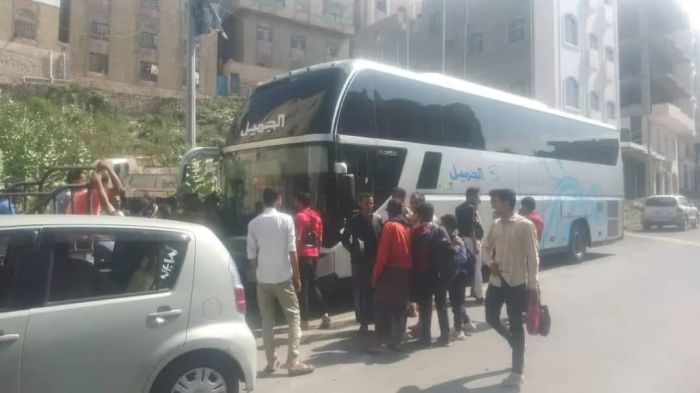 سائق حافلة " كسر الحصار " يتعرّض لإبتزاز مسلحي حزب الإصلاح وسط تعز