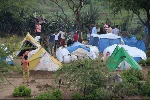 مليشيا الحوثي تستهدف مخيمات النازحين في تعز بقذائف الهاون