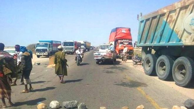 مسلحون يغلقون طريق أبين - شبوة احتجاجًا على جبايات النقاط العسكرية