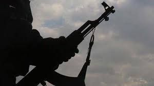 حوثي إرهابي يقتل قريبه بطريقة بشعة في إب