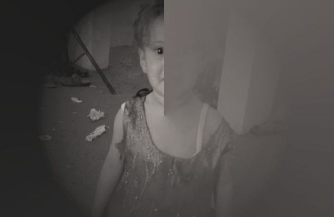 أبناء منطقة نقم يطالبون بمحاكمة الأب وزوجته لتعذيبهم وقتلهم طفلته حتى الموت