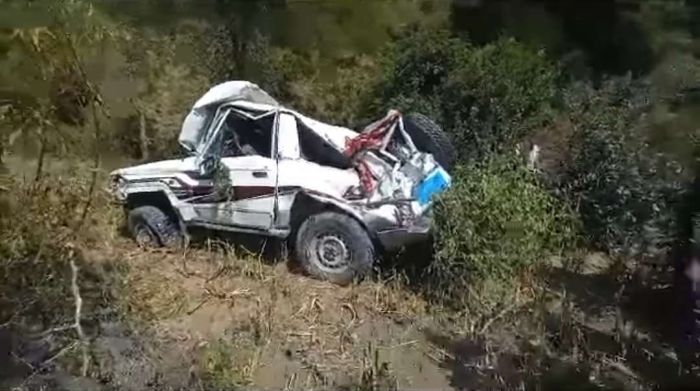 سقوط سيارة بأربعة اشخاص من مرتفع جبلي في حادث مؤلم بإب