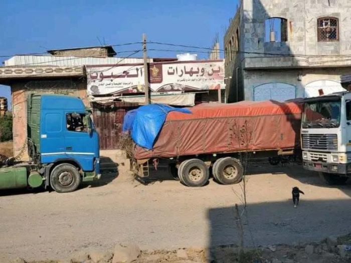 التعامل الوحشي للعصابة الحوثية دفع فقراء كيلو 16 الى اعتراض شاحنات القمح