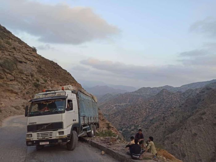 سائق شاحنة ينجو من سقوط في هاوية الصحية كربا