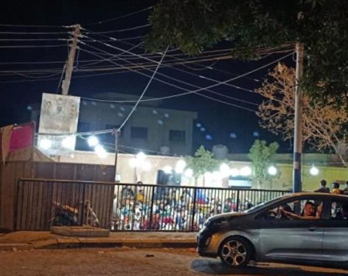 تحويل باحة مدرسة في الشيخ عثمان لإقامة الأعراس ومضغ القات