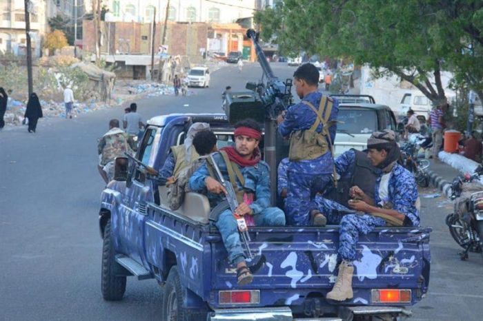 إصابة موظف في اشتباكات بين الحملة الأمنية ومسلحي الإصلاح داخل مصنع الشيباني بتعز
