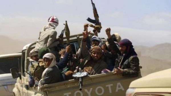مليشيات الحوثي توزّع مبيدات سامة وتقتحم الجمارك لإخراج شاحنة الموت