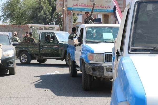 أمن عدن يُسَلِّم شرطة تعز 4 مطلوبين بقضايا قتل