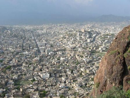 مسلحون يعتدون على منزل ناشط غرب مدينة تعز