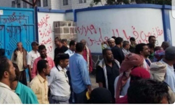 معلمو عدن يطالبون المالية بصرف مرتبات نوفمبر