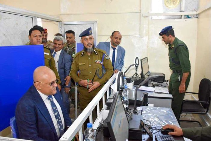 محافظ تعز يدشن مشروع إصدار البطاقة الشخصية الذكية 
