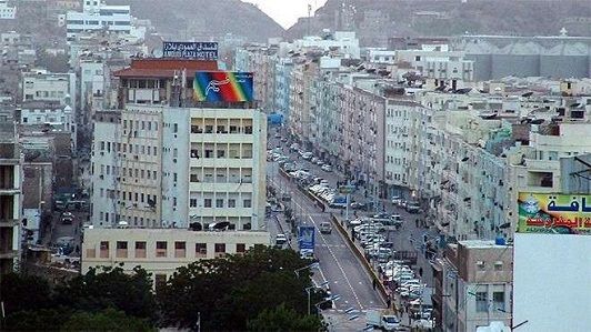 لصوص يكسرون بوابة محل للصرافة ويلوذون بالفرار في أهم شارع بالمعلا