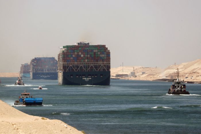 استهداف السفن المتجهة إلى قناة السويس .. يكشف مخطط الحوثيين  بتهديد الملاحة الدولية في باب المندب