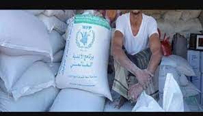 مساعدات غذائية أممية فاسدة توزع على المواطنين بتعز