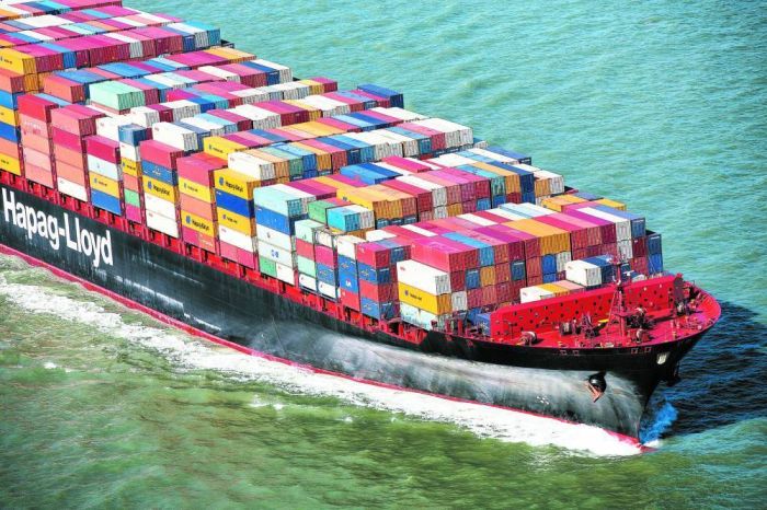 شركة شحن ألمانية تعلن رسوماً إضافية على نقل البضائع في البحر الأحمر