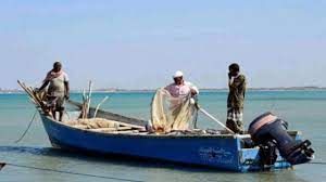 قارب صيد يغرق في الخوخه