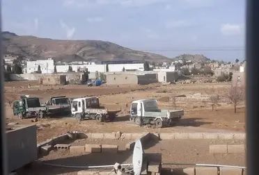 أبناء بني مطر يطاردون حملة حوثية لنهب الأراضي بالعصي والحجارة