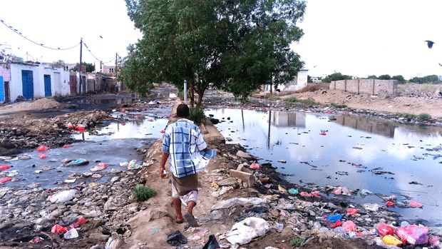 بحيرة مجاري في شارع بالشيخ عثمان