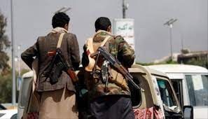 المليشيا الحوثية تقتحم منازل بيت الفائق وتختطف شخصين وتروّع النساء والأطفال والقبائل تتداعى