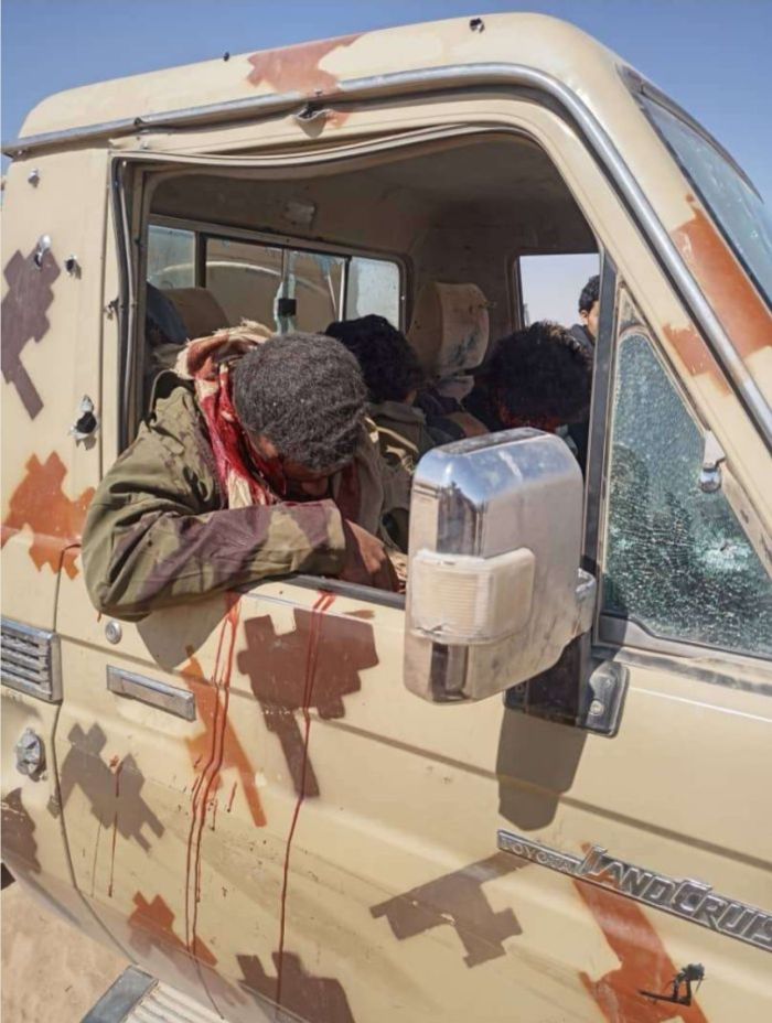 القبائل تنفي وقوفها وراء الجريمة .. مقتل ثلاثة جنود على الطريق العام بمديرية الوادي بمأرب