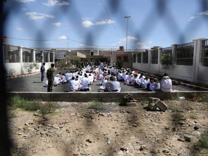 للانضمام لجبهاتها ..  عصابة الحوثي تفرج عن عشرات أسرى القوات الحكومية ب" وادي جبارة "