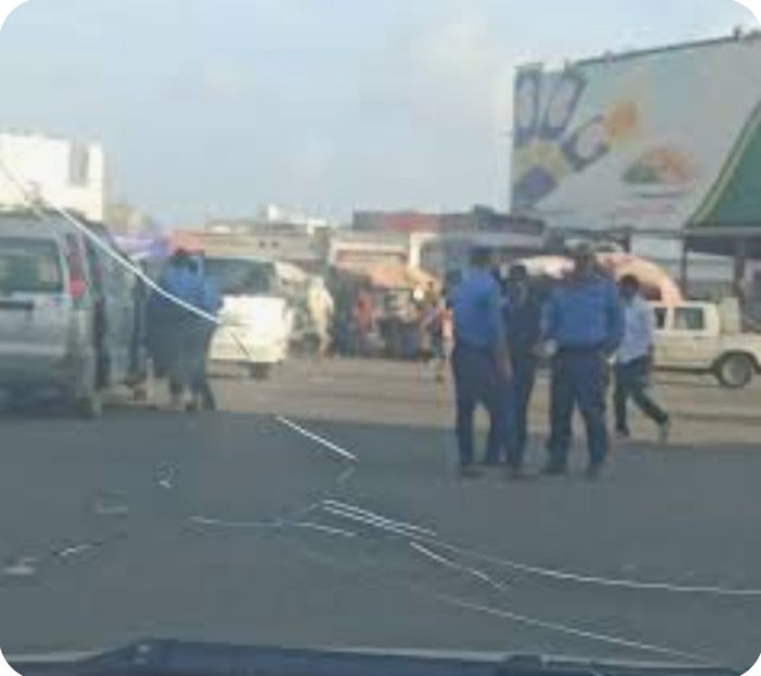 باصات الأجرة تتسبب بازدحام مروري في عدن