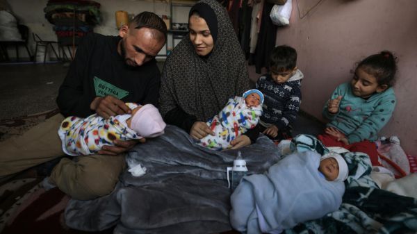غزاوية تنجب 4 توائم والطفل الرابع في وضع غير مستقر