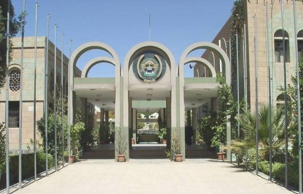 وقفة احتجاجية لخريجي الشريعة والقانون ضد الحوثي لاستبعادهم من القضاء العالي
