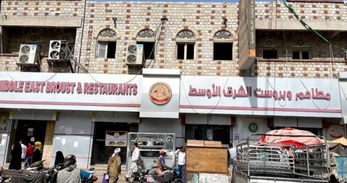 انهيار سقف مطعم فوق رؤوس زباينه في الحديدة