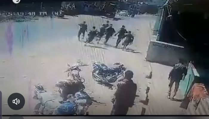 مسؤول أمني متحوث يقتل مواطنا بسوق الشرمان بتعز