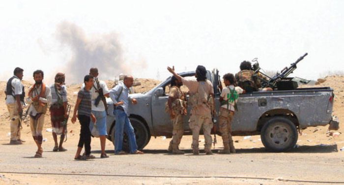 هروبًا من تداعيات الهجمات على الملاحة .. مليشيات الحوثي تُصَعِّد في شبوة وتعز