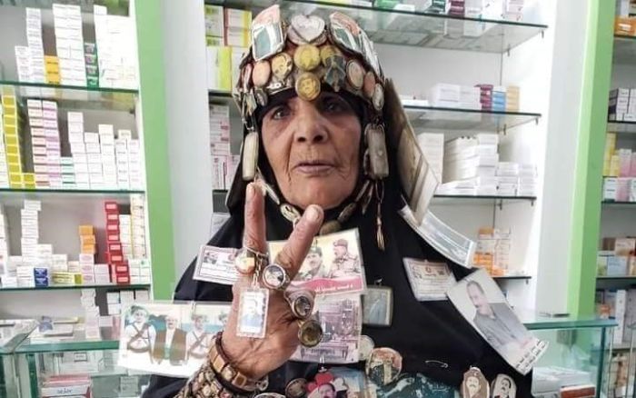 الحجة ظبية .. المراة اليمنية الوفية التي جعلت من صور الزعيم رداءً لها