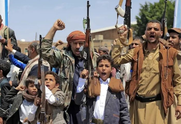 عصابة الحوثي تستغل القصف الأمريكي بتجنيد المزيد من أبناء الحديدة