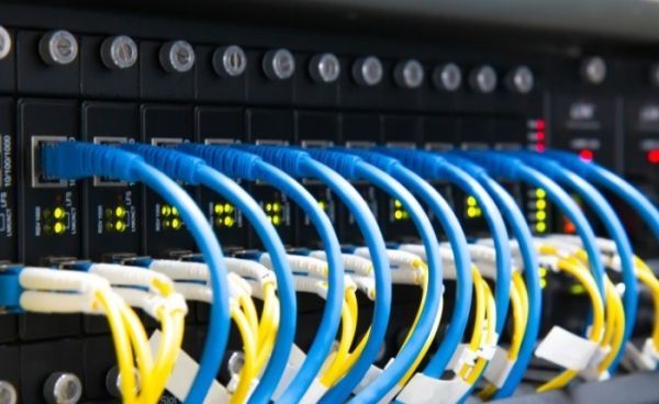 انقطاع كابل ألياف ضوئية يتسبب بضعف النت بمأرب وحضرموت