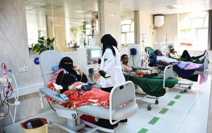 تهدد حياة 5200 مريض وشبيهة بجريمة أطفال السرطان ..  التحذير من صفقة حوثية "مشبوهة" لاستيراد محاليل الغسيل الكلوي