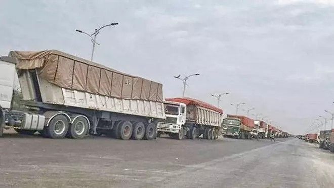 عصابة حوثية تتقطع لشاحنات النقل بخط إب- الحديدة