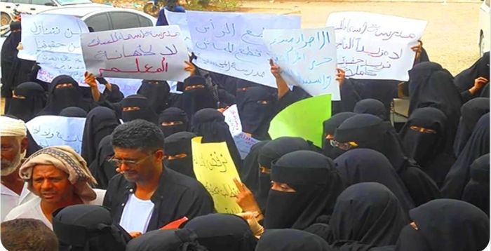 معلمات الحوطة يتظاهرن ضد تأخير صرف الرواتب ويهددن بشل العملية التعليمية بلحج