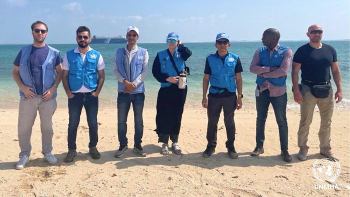 "صورة" تفضح تواطؤ الأمم المتحدة مع الحوثيين وتؤكد بأن ما يجري في البحر الأحمر "مسرحية"