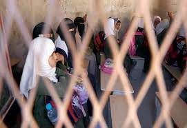 الحوثي يطرد طلاب مدارس عجزت أُسرهم عن دفع مبالغ مالية لتربية ذمار