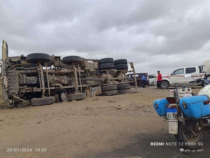 شاحنة إسمنت تنقلب على الخط البحري بعدن