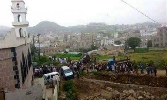 مليشاوي حوثي يستولي على مرفق حكومي ويحوّله إلى منزلٍ في إب