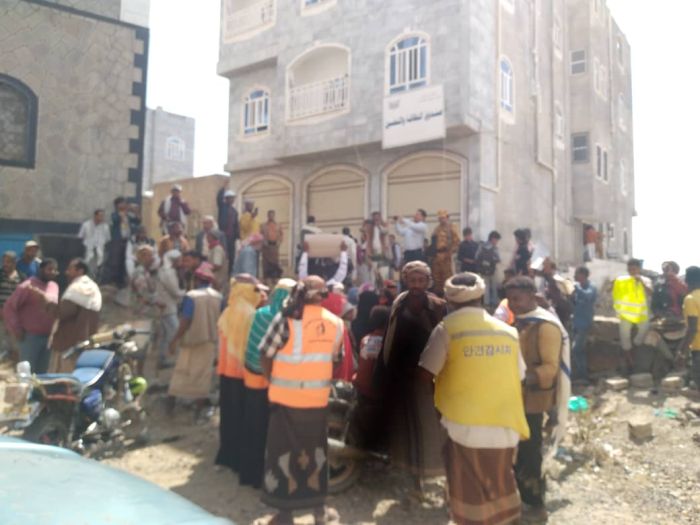 عصابة المسيرة الشيطانية يعيثون فسادًا بصندوق نظافة الحوبان والعمال يُضرِبون