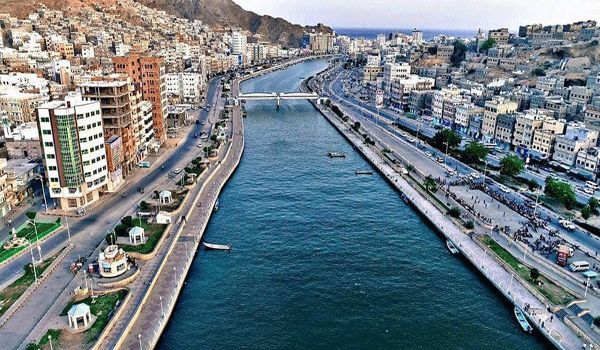 تربويون بحضرموت يضعون الشارات الحمراء احتجاجًا على الغلاء وتأخير صرف الرواتب