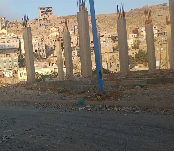 نافذون يبنون على "بدروم" مبنى الاتحاد التعاوني الزراعي في تعز بحماية عسكرية