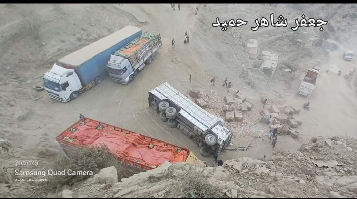انقلاب شاحنة نقل بضائع في عقبة الجن بالقبيطة
