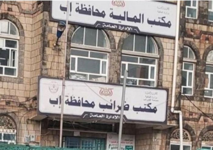 بائع قات يقتل متحصل حوثي في أحد النقاط بمحافظة إب