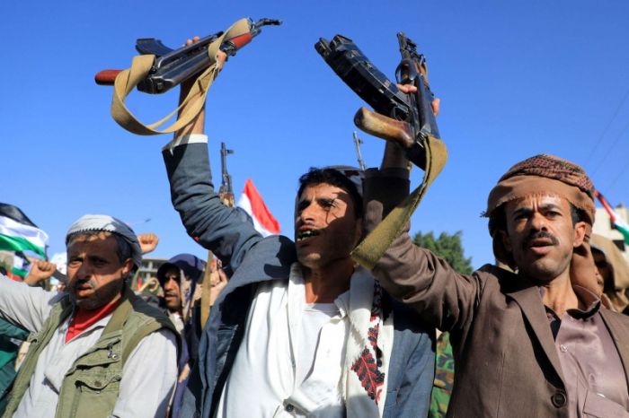 صحيفة بريطانية: إرهاب الحوثيين ضد اليمنيين ازداد وحشية منذ بدء هجماتهم في البحر الأحمر